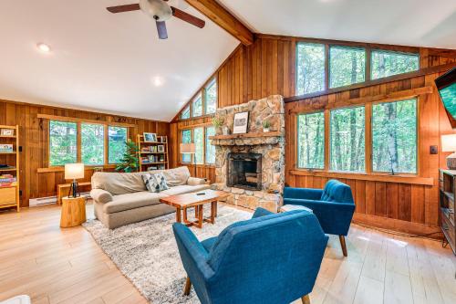 Family Pocono Pines Cottage with Deck and Creek Access in Pocono Pines, USA