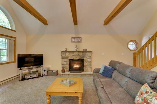 Family Home with Spacious Deck in Arrowhead Lake! - image 5