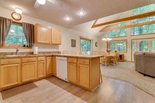Family Home with Spacious Deck in Arrowhead Lake! - image 10