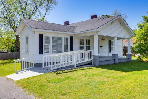 Main Street Home 1 Mile to Callaway Gardens in Pine Mountain, USA