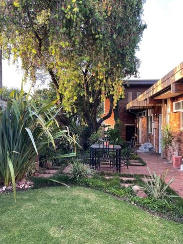 Red Cascade - Luxury 4 bedrooms -solar and aircons, Hartbeespoort