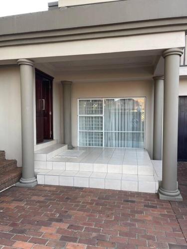 Red Cascade - Luxury 4 bedrooms -solar and aircons, Hartbeespoort (zdjęcie 5)