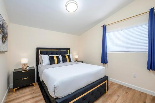 Cozy 4 Bedroom Near to Disney, Arcade and Games! in Fullerton, USA