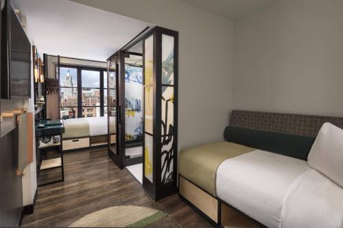 1 queen bed, 1 twin bed