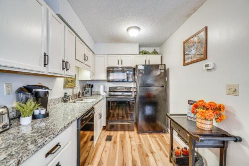 Downtown Gatlinburg Condo with Mountain-View Balcony in Gatlinburg, USA