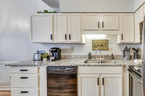 Downtown Gatlinburg Condo with Mountain-View Balcony in Gatlinburg, USA