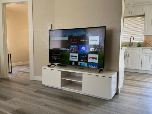 Entire Lovely 3-Bedroom Home w Yard, Parking