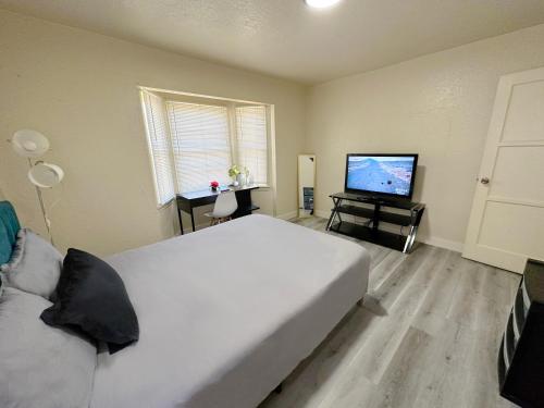 30 days minimum only, Entire Lovely 3-Bedroom Home w Yard, Parking in Chula Vista, USA