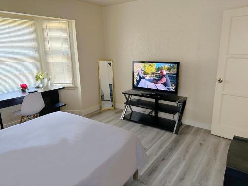 Entire Lovely 3-Bedroom Home w Yard, Parking