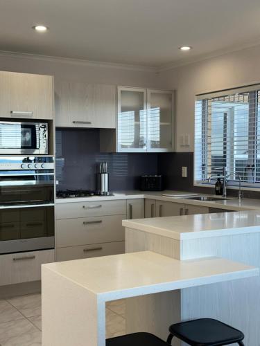 kök, Hamblyn Heights Stunning Seaviews in New Plymouth in Strandon