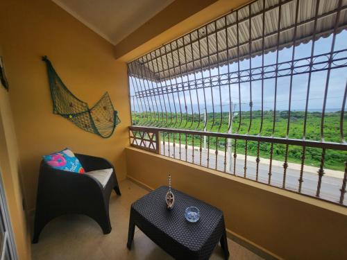 ทัศนียภาพ, Penthouse Apartment with Bay and Mountain Views, Rooftop BBQ, AC, Fast WiFi, Near Saladilla Beach, B in บาราโอนา