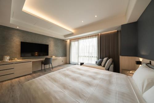 Deluxe Double Room with Balcony room in Lihejiazhu