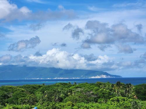 . Penthouse Apartment with Bay and Mountain Views, Rooftop BBQ, AC, Fast WiFi, Near Saladilla Beach, Barahona