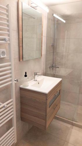 Modern apartment in Acropolis museum - image 11