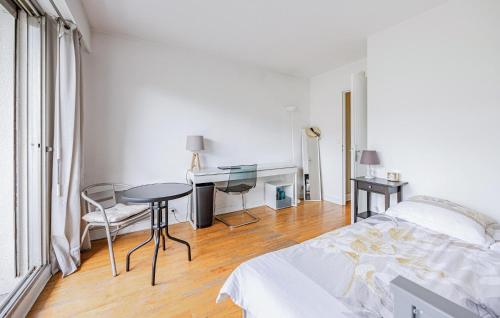 Cozy Apartment In Paris With Kitchen - image 12