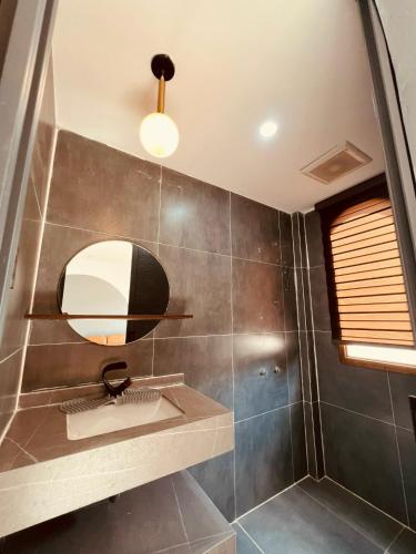 TTR Waterfall View Apartment - 샤워실