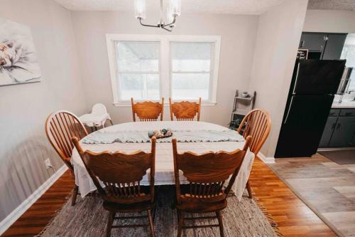 Hot Tub, Pool table, Sleeps 10 in Douglas Park