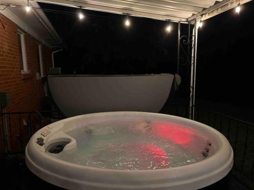 Pezsgőfürdő, Hot Tub, Pool table, Sleeps 10 in Douglas Park