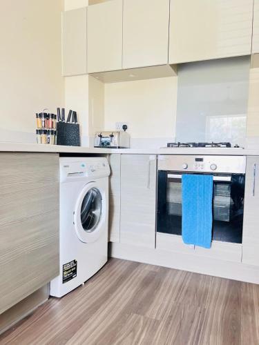 Luxury house in Ashford - Tap to explore photos