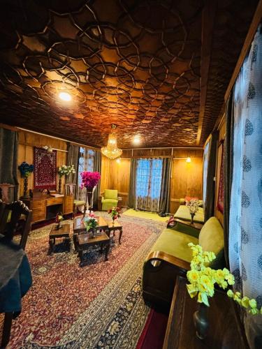 Lucky Kashmir Heritage Houseboat - image 2