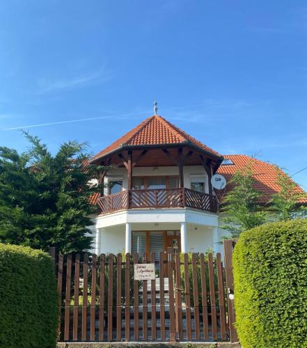 Exterior view, Juhasz Apartman in Gyenesdias