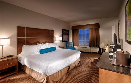 Canalta Hotel Kindersley - Tap to explore photos