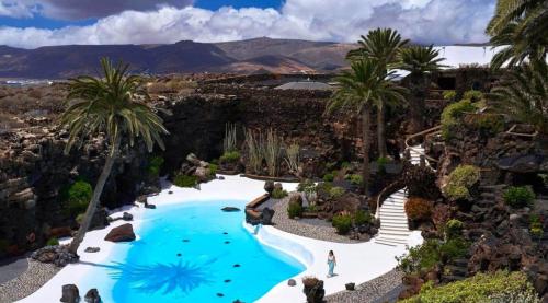 LANZAROTE Casa Volcánica-Anclada sobre la lava del volcán (LANZAROTE Casa Volcanica-Anclada sobre la lava del volcan) in El Islote