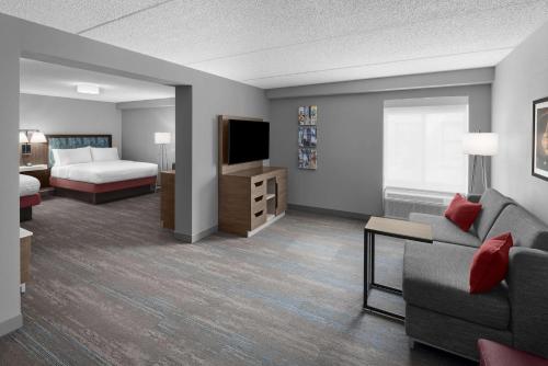 Hampton Inn Cleveland Downtown Room Type - Queen Suite with Sofa Bed - Non-Smoking