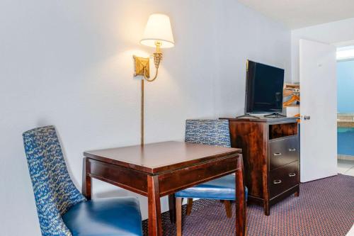 Quality Inn Sarasota North Near Lido Key Beach - image 14