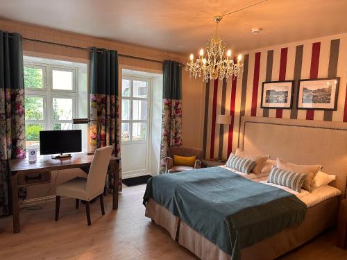 1 double bed, 2 twin beds