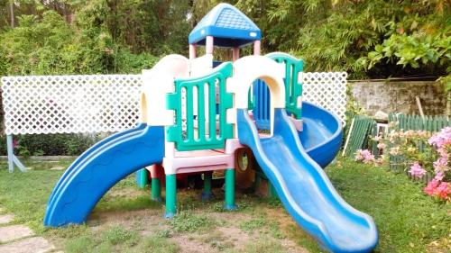 loc de joacă, Pineapple Court Hotel in Ocho Rios