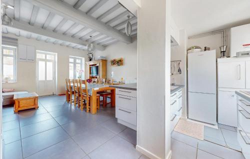 virtuve, Awesome Home In Arques La Bataille in Arques La Bataille
