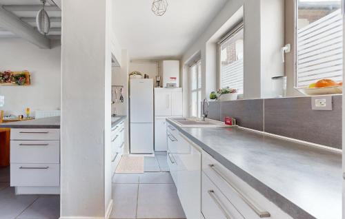 virtuve, Awesome Home In Arques La Bataille in Arques La Bataille