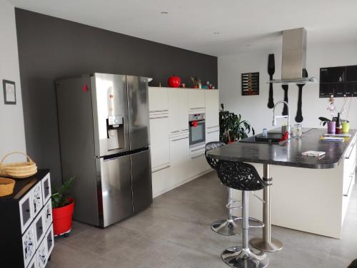 virtuve, Très belle maison avec SPA extérieur (Tres belle maison avec SPA exterieur) in Nozay (Pays de la Loire)