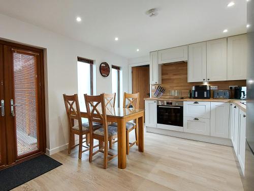 Kitchen, Meadow View Apartments near Fistral Blu