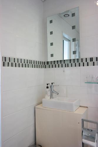 Shananagens Guesthouse - image 9