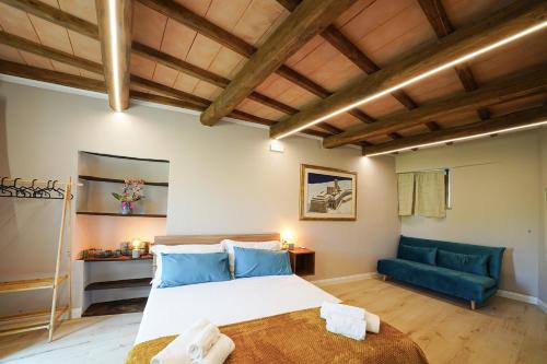 1 queen bed, 1 sofa bed