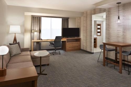 1 Bedroom Suite, 1 King, Sofa bed