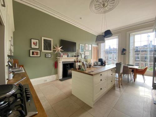 Georgian 4 Bedroom 3 Bathroom New Town Apartment, Edimburgo (foto 10)
