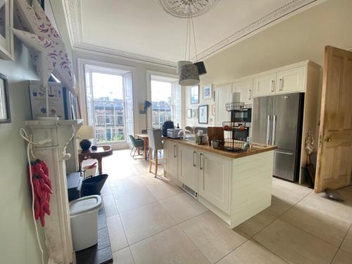 Georgian 4 Bedroom 3 Bathroom New Town Apartment, Edimburgo (foto 8)