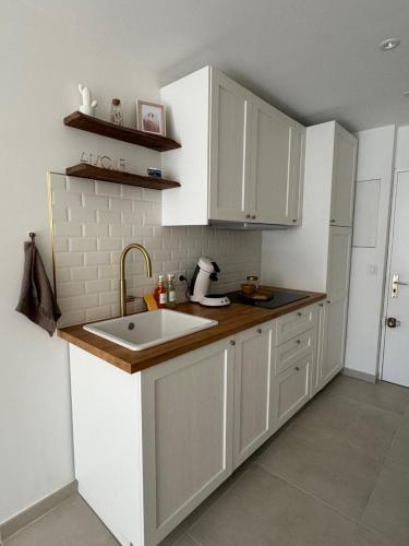 Kitchen, Chez Timmaflo near Musée Archéologique