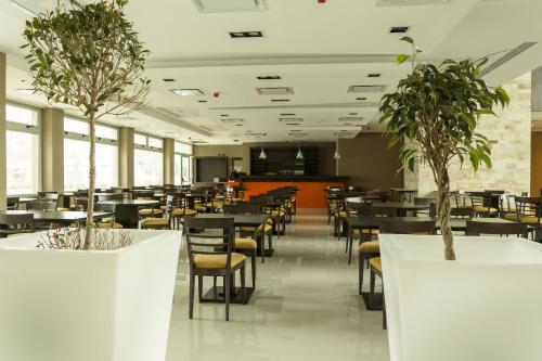 ผับ/เลาจน์, ฮาวเวิร์ด จอห์นสัน เนวเกง (Howard Johnson Neuquen) in นีเควน