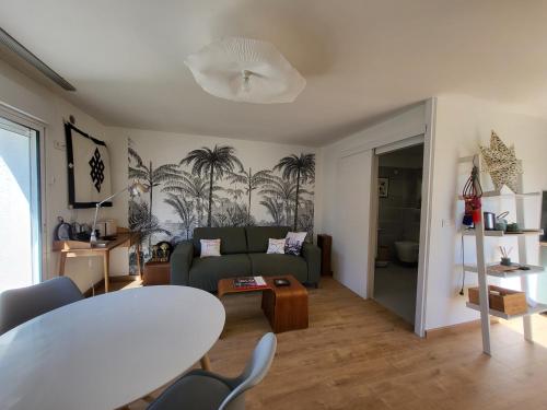 Studio independant avec terrasse a Juan les Pins in Trois Moulins
