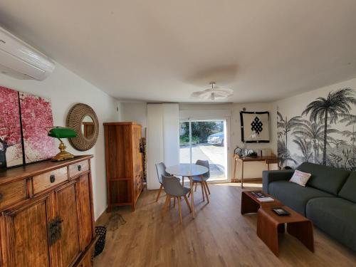 Studio independant avec terrasse a Juan les Pins in Trois Moulins