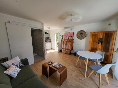 Studio independant avec terrasse a Juan les Pins in Trois Moulins