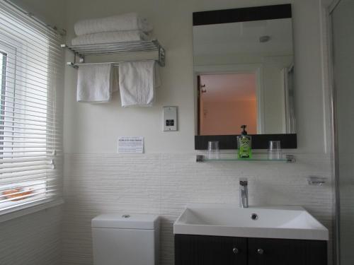 Instalações, Albertine ,A warm welcome awaits you ,Offering room only or bed and breakfast ,Ideal location for So in Lymington Town