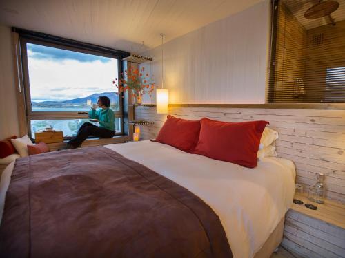 NOI Indigo Patagonia Located in City Center, NOI Indigo Patagonia is a perfect starting point from which to explore Puerto Natales. Offering a variety of facilities and services, the hotel provides all you need for a good
