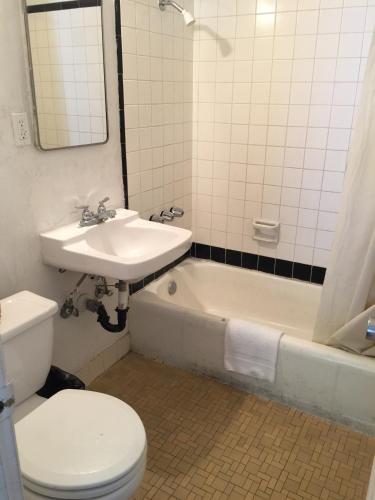 Standard Queen Room image 3