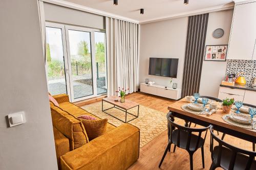 Спільний лаунж/ТБ зона, BAST Babichy 29 DOM Apartamenty MANDORIA , Rodzina , Family , Orientarium , PTAK , Parking bezpłatny (BAST Babichy 29 DOM Apartamenty MANDORIA , Rodzina , Family , Orientarium , PTAK , Parking bezplatny) in Rzgów