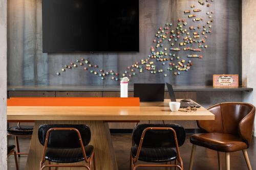 Moxy Madison Downtown - image 5